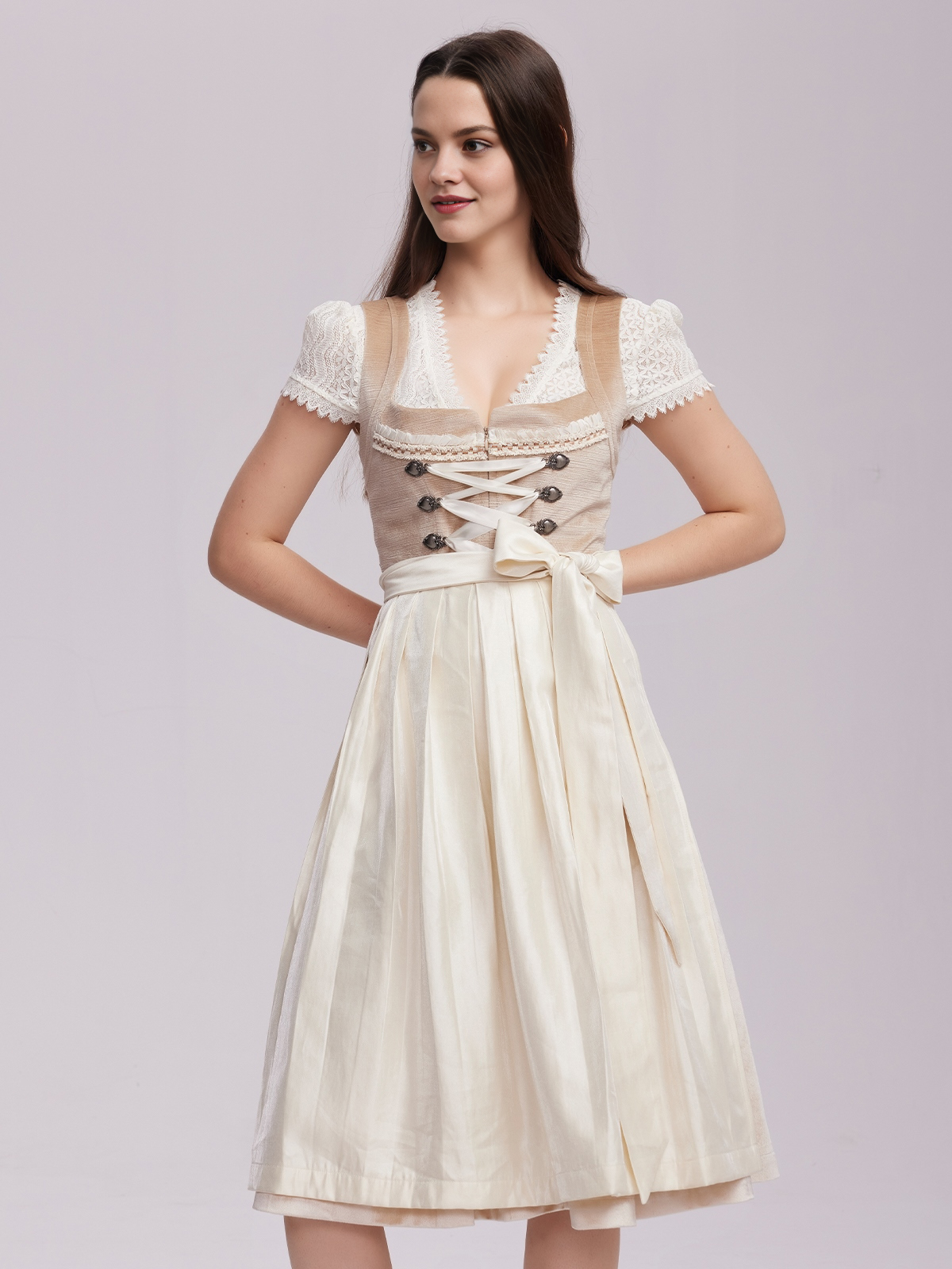 Pinkes Dirndl mit floralen Details