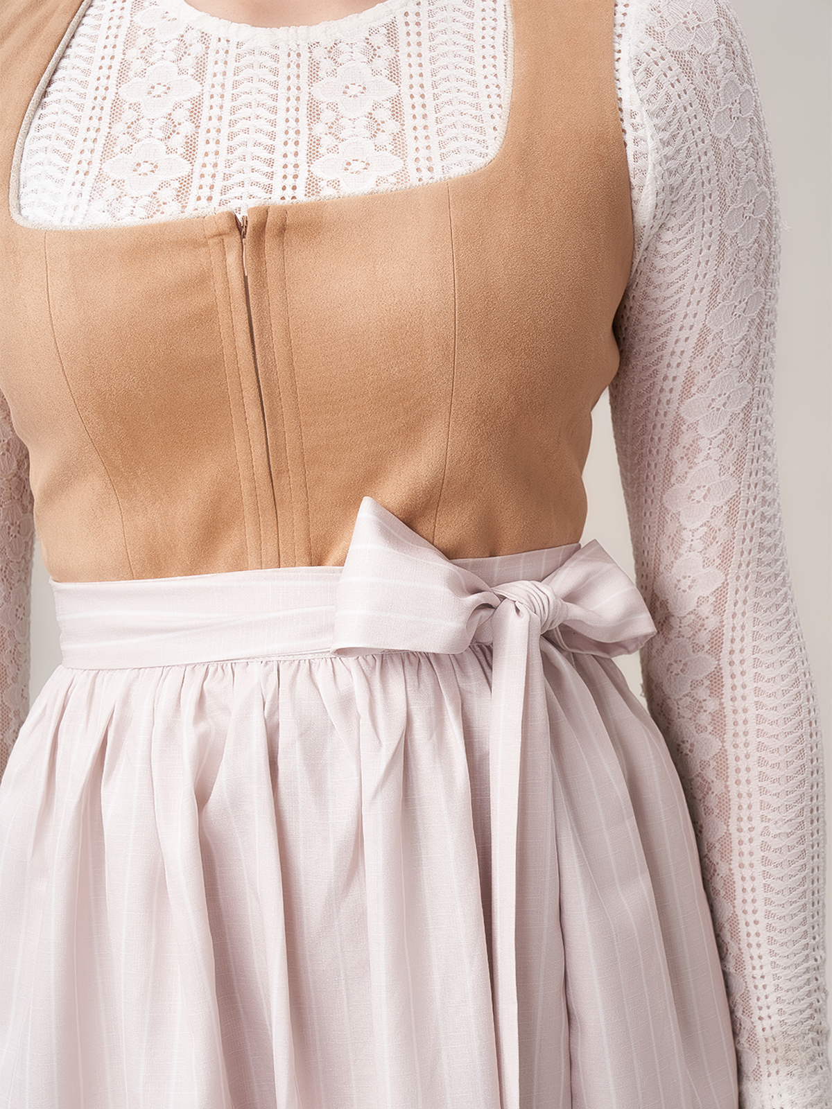 Modernes Dirndl in Braun – perfekt für den urbanen Look