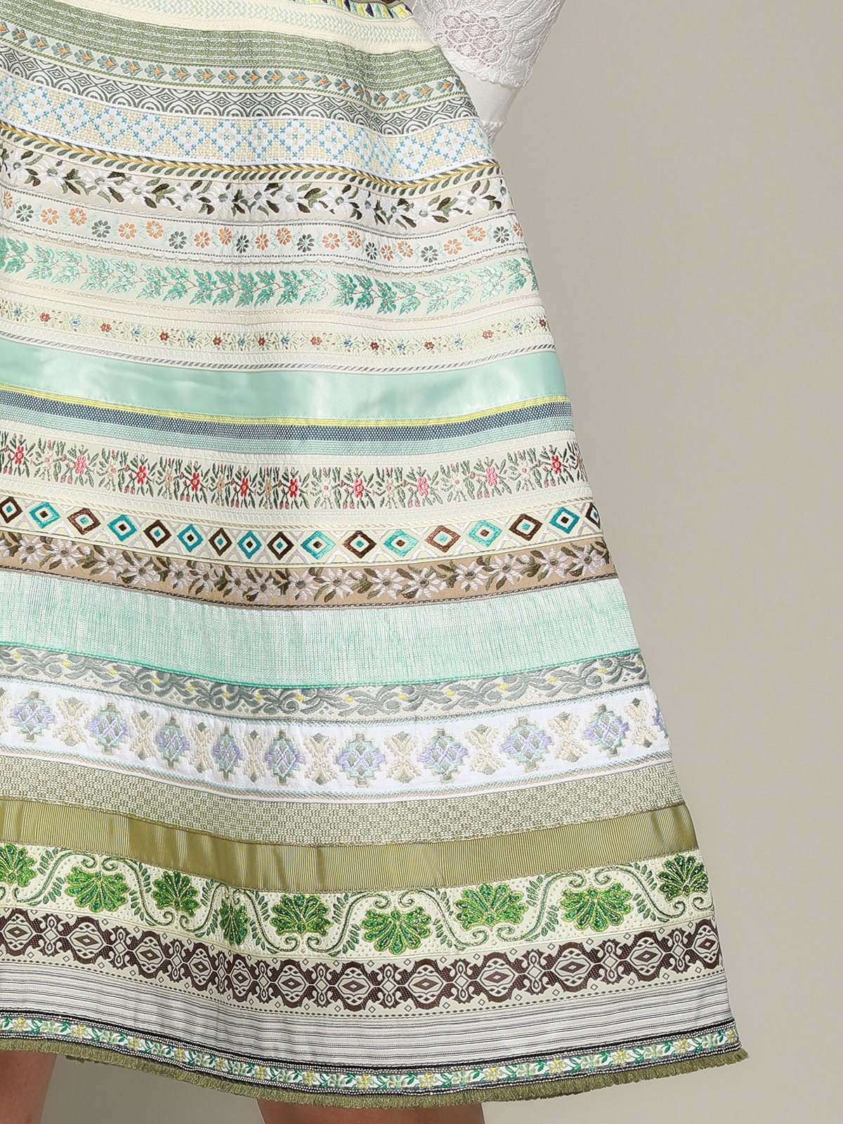 Ein elegantes lila Dirndl mit feinen Stickereien