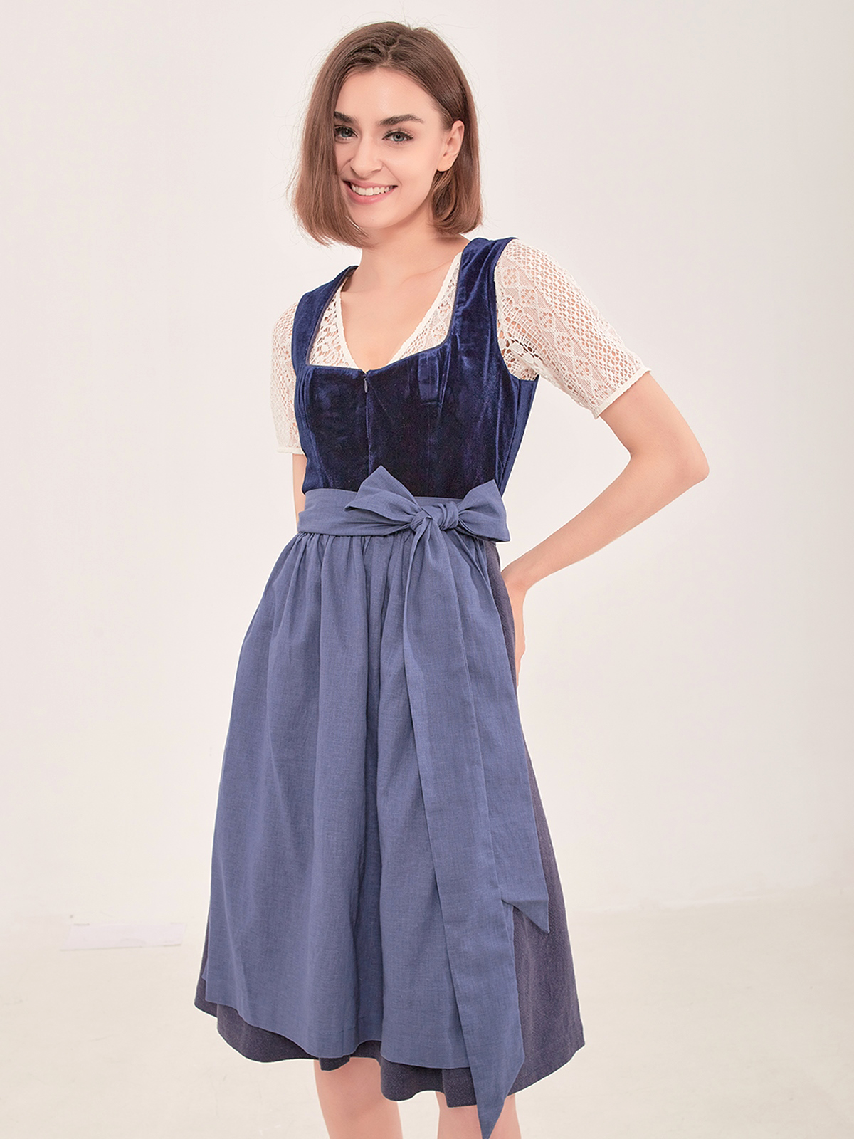 Modernes graues Dirndl mit traditionellen Elementen