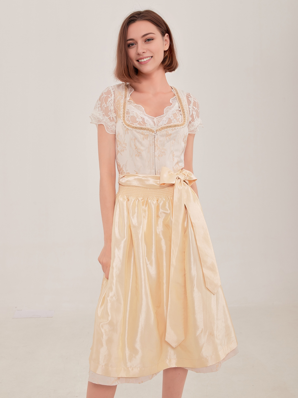 Grünes Dirndl mit gelber Schürze