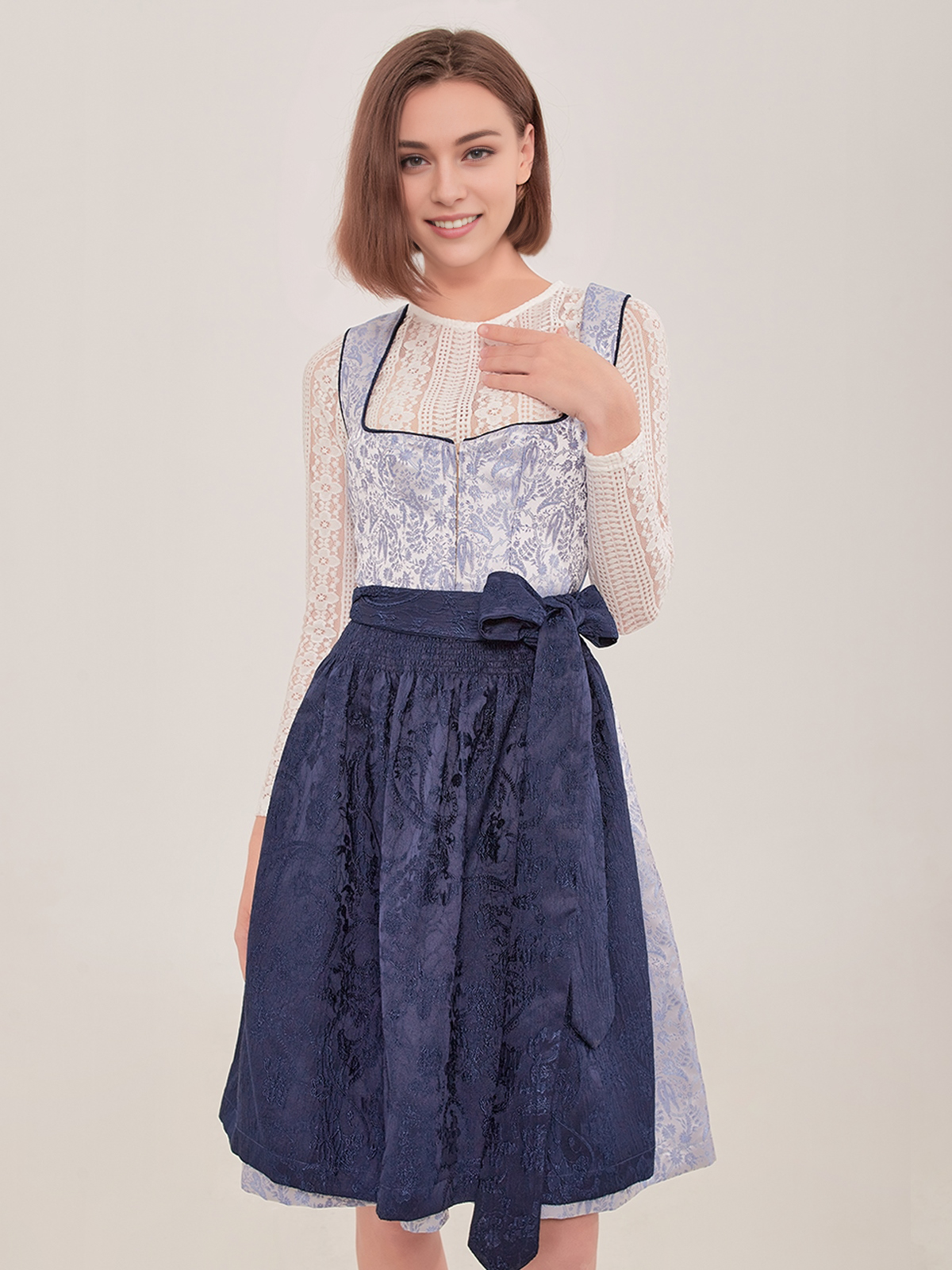 Modernes Dirndl in Blau mit raffiniertem Schnitt