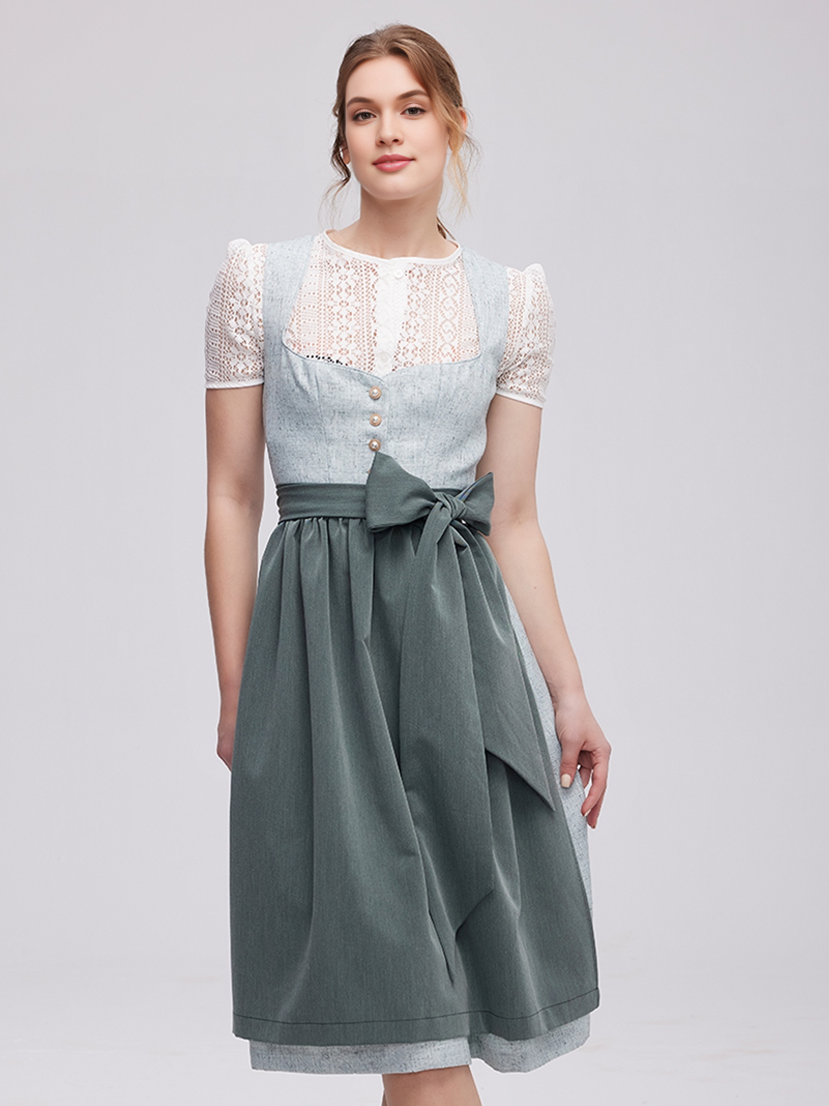 Dirndl Salbeigrün Samt in eleganter Pose