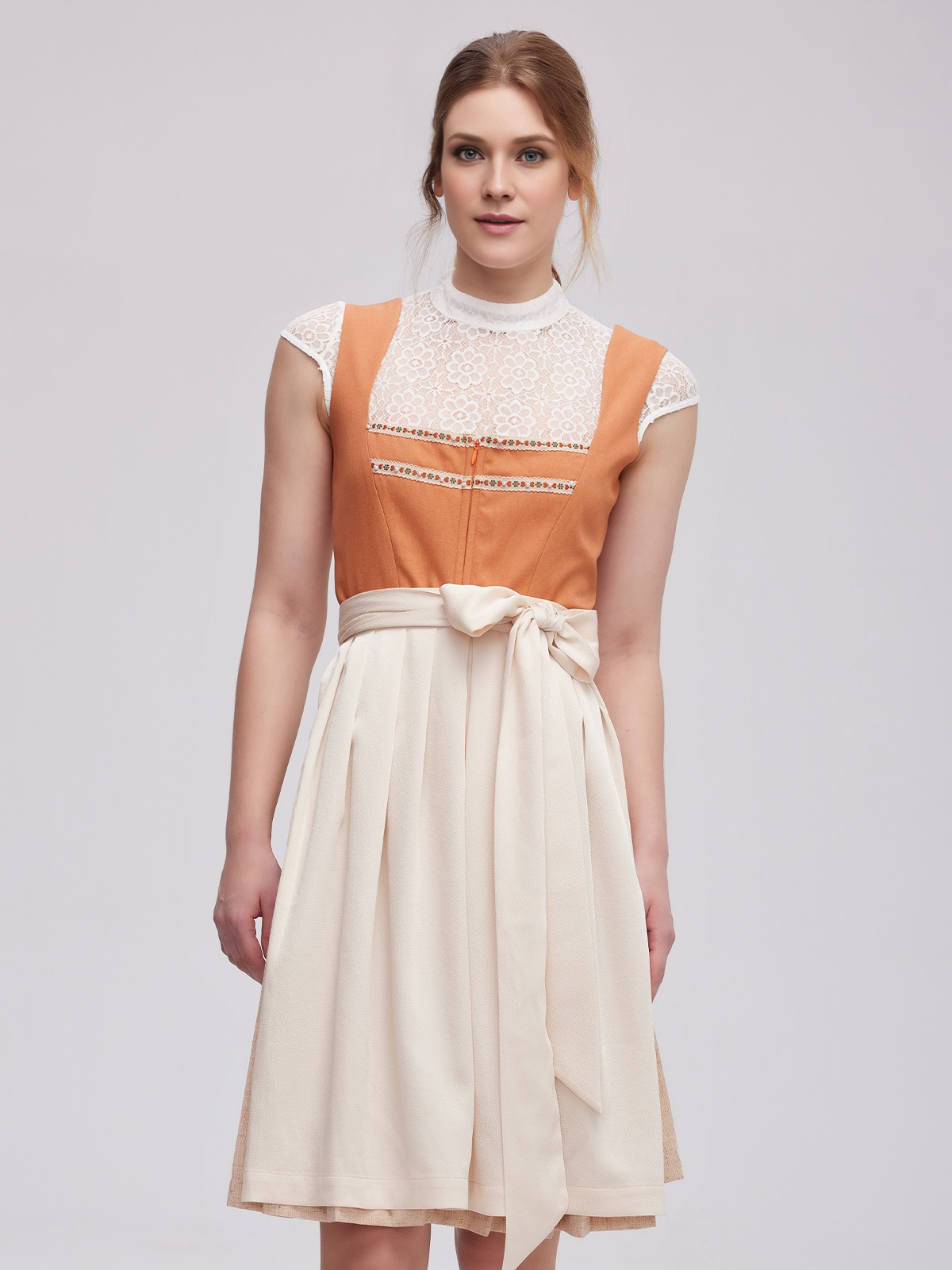 Modernes Dirndl in Orange – perfekt für festliche Anlässe