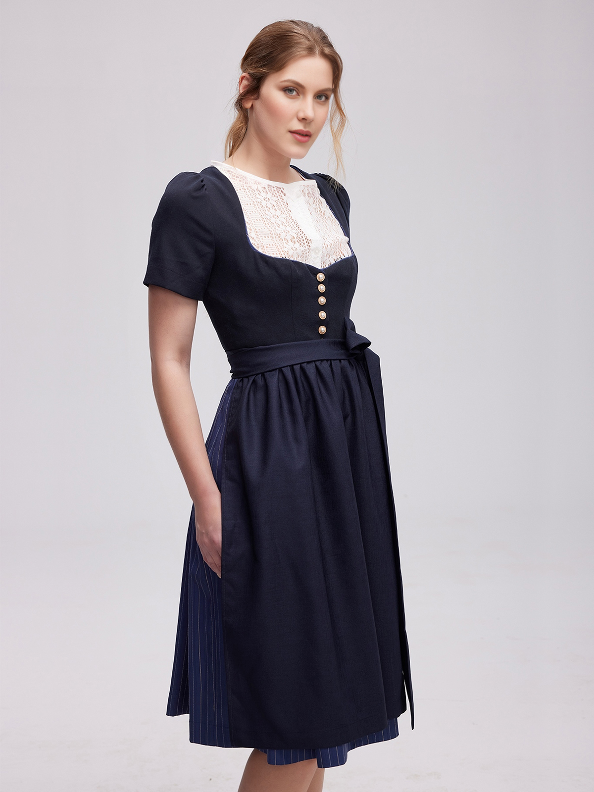 Gelbes Dirndl mit blumigen Akzenten