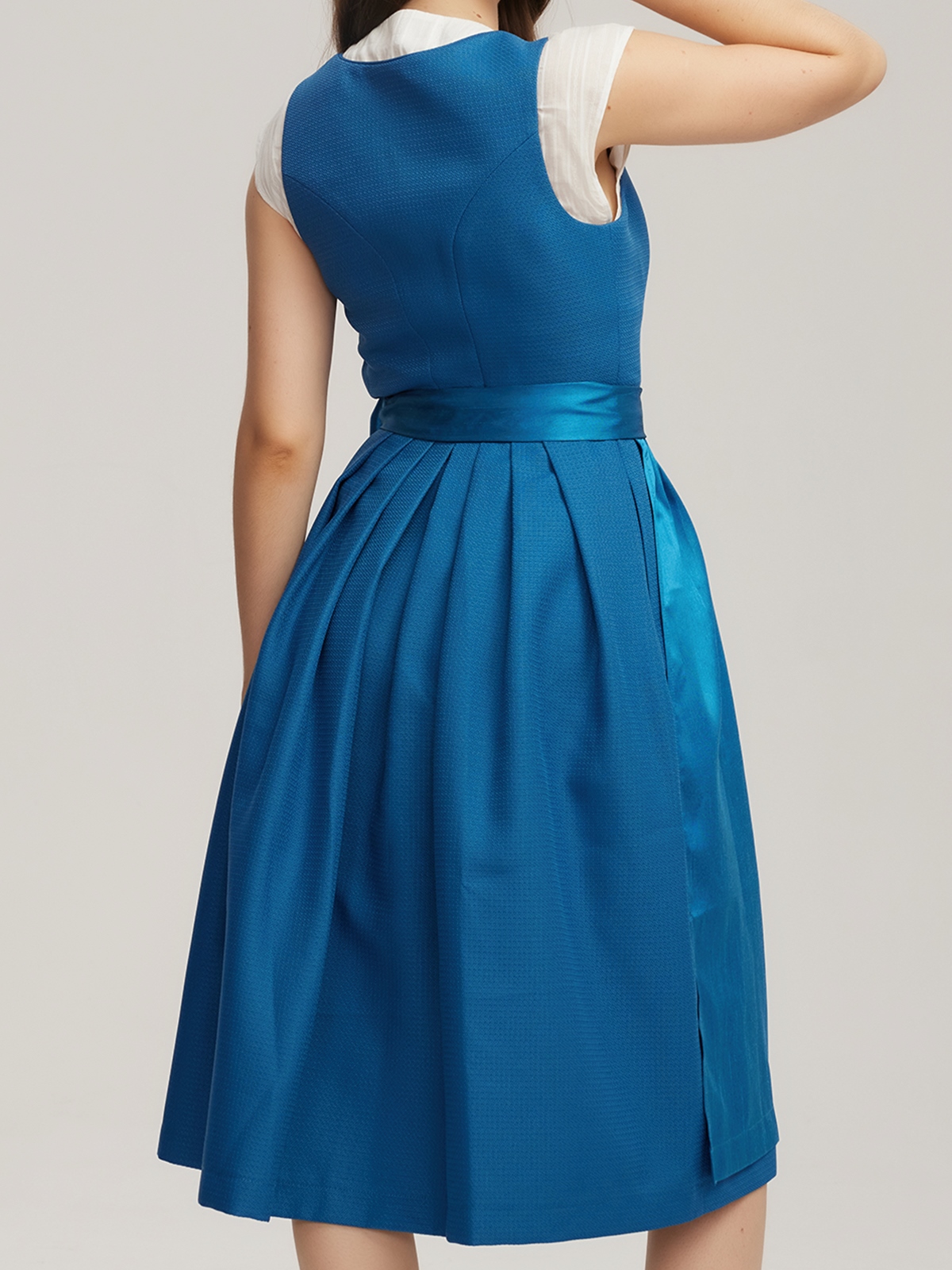 Dirndl in Blau als stilistischer Kontrast