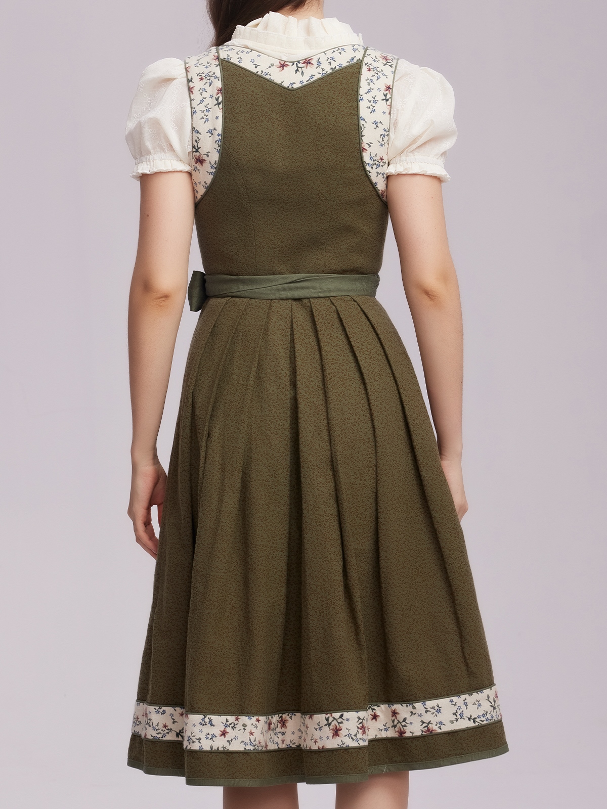 Stylisches grünes Dirndl