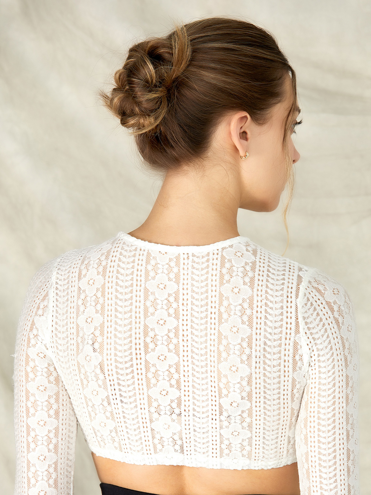 Dirndlbluse Langarm Weiß – zeitlos und elegant