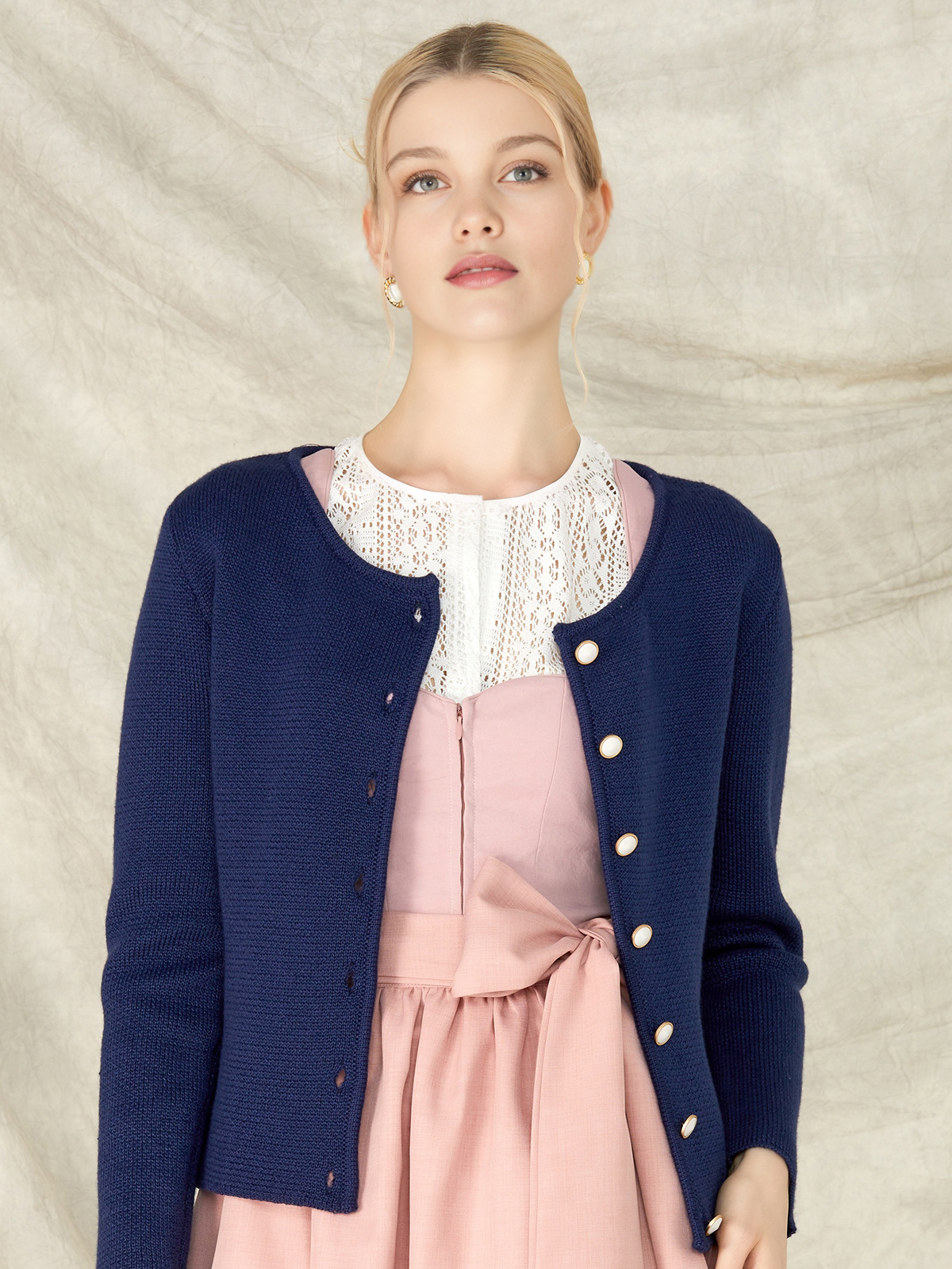 Modernes Dürndel in Marineblau