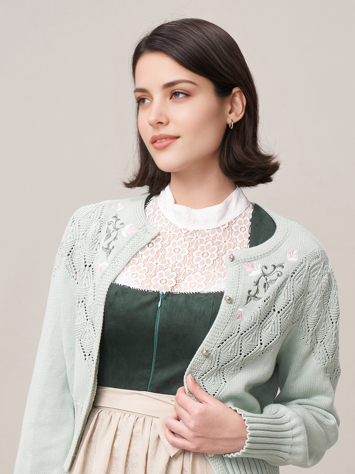 Ein elegantes blaues Dirndl mit floralen Details
