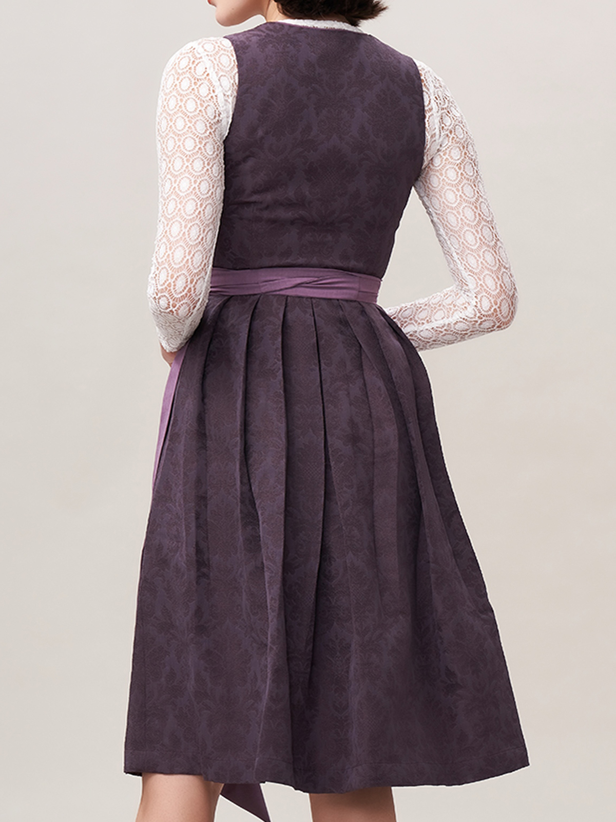 Ehreer Dirndl in Lila – modern und stilvoll