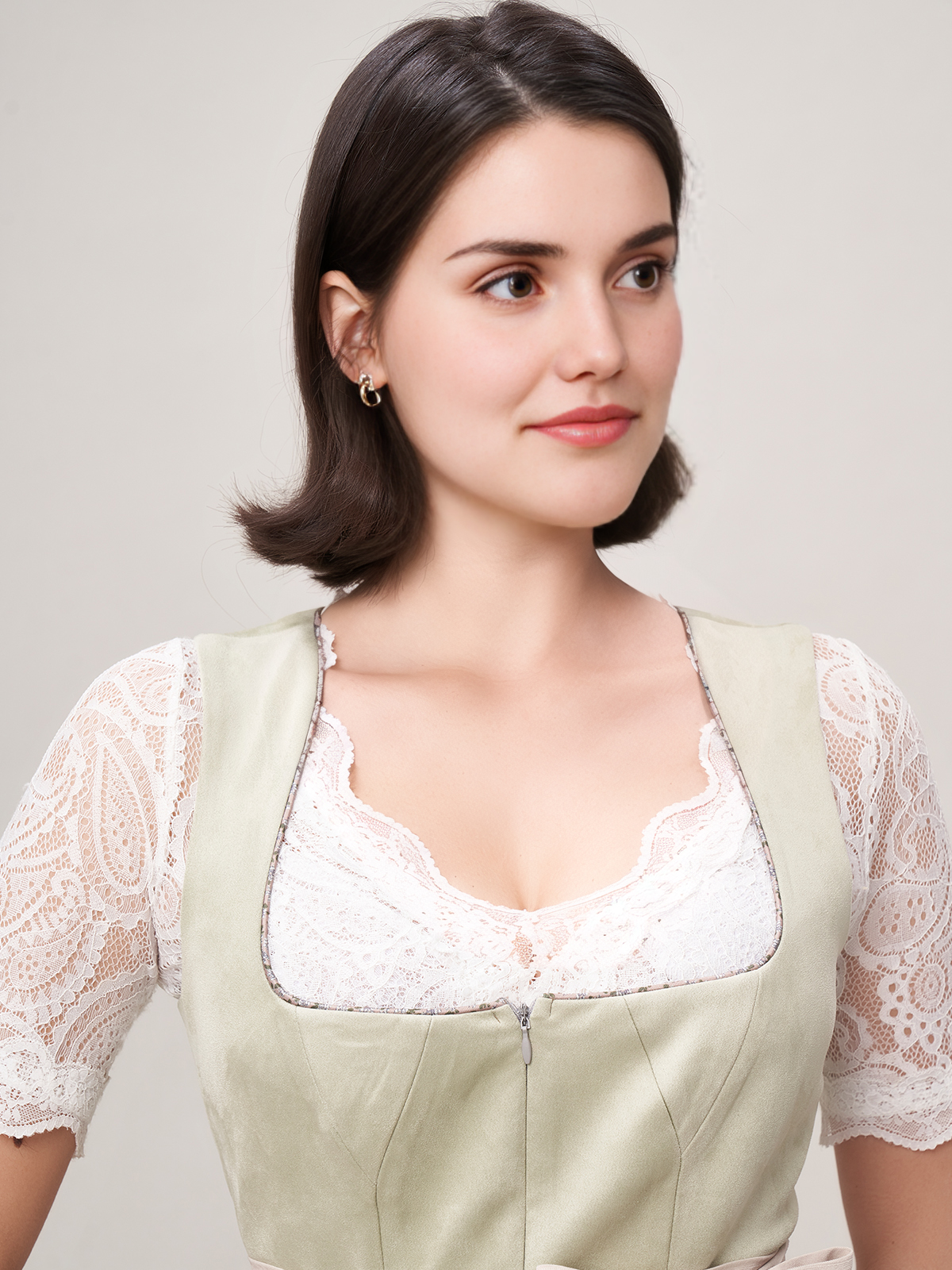 Hochgeschlossenes Dirndl in Grün – zeitlos elegant