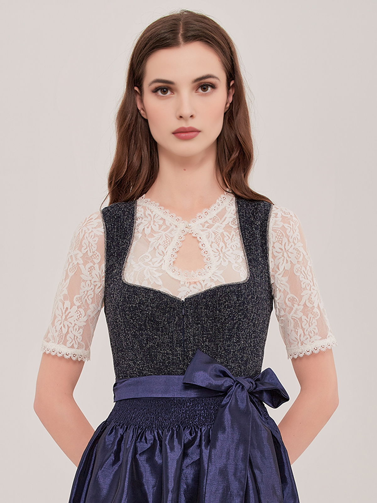 Dirndl kurz rot in eleganter Ausführung