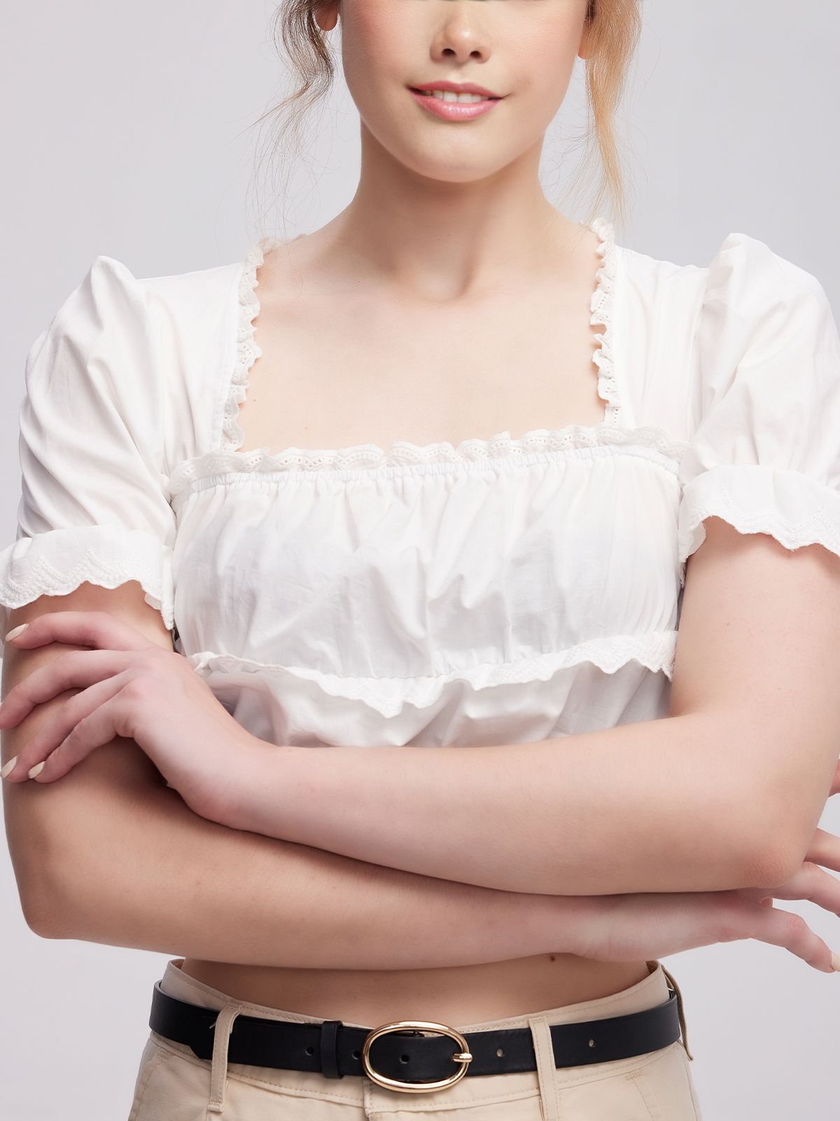 Elegante weiße Langarm Dirndlbluse mit Spitzenbesatz