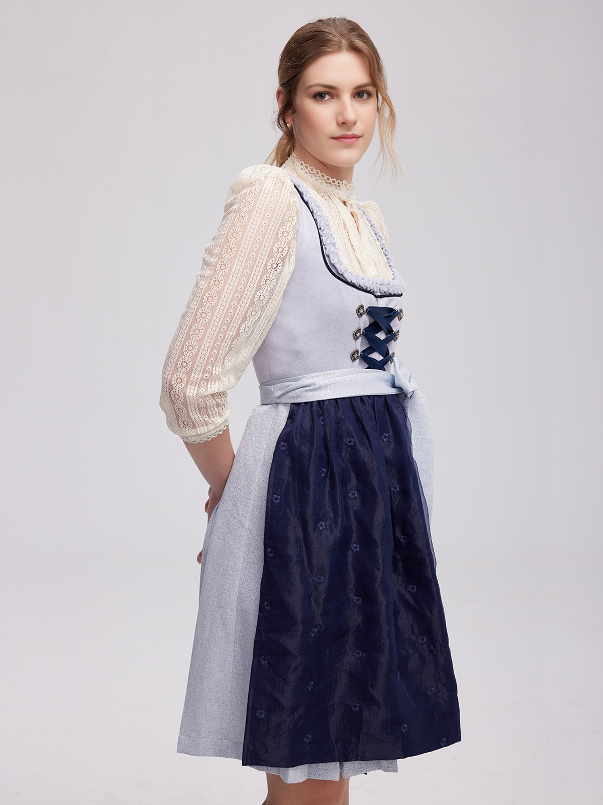 Dirndl Braun Samt in eleganter Pose