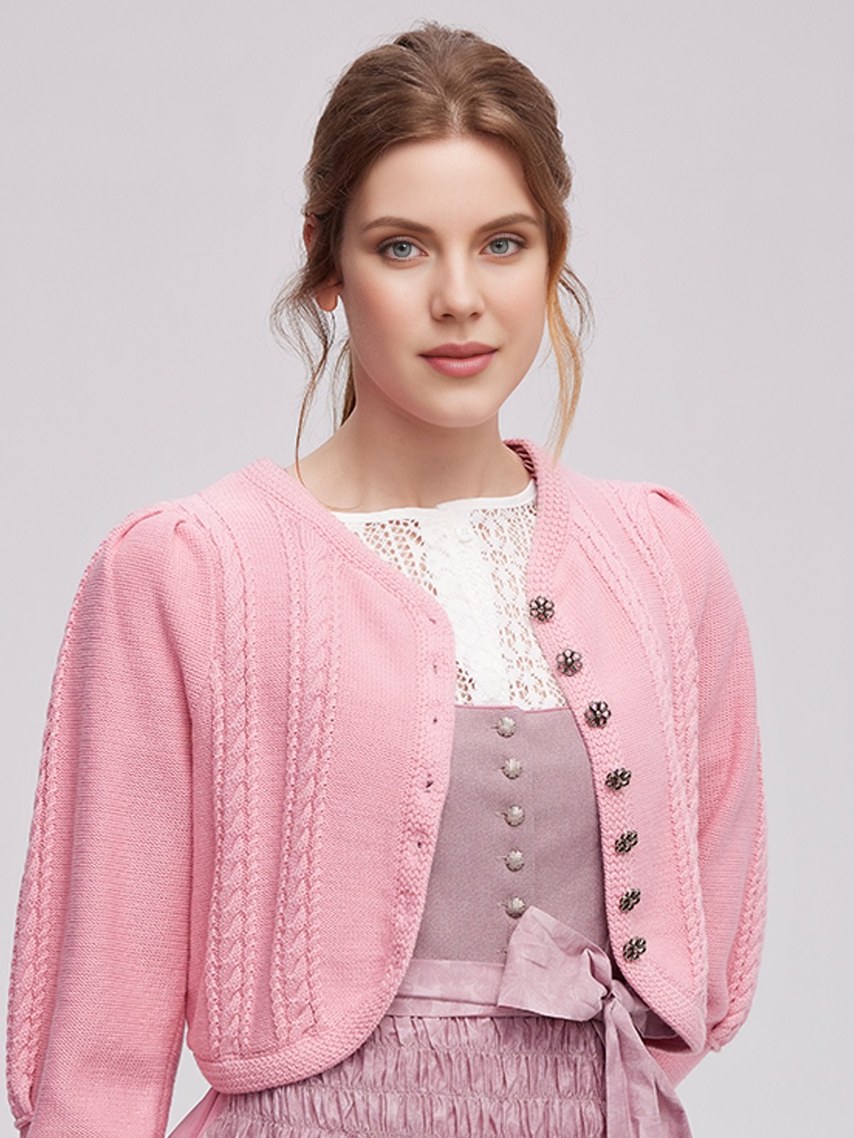 Rotes Dirndl mit floralen Details