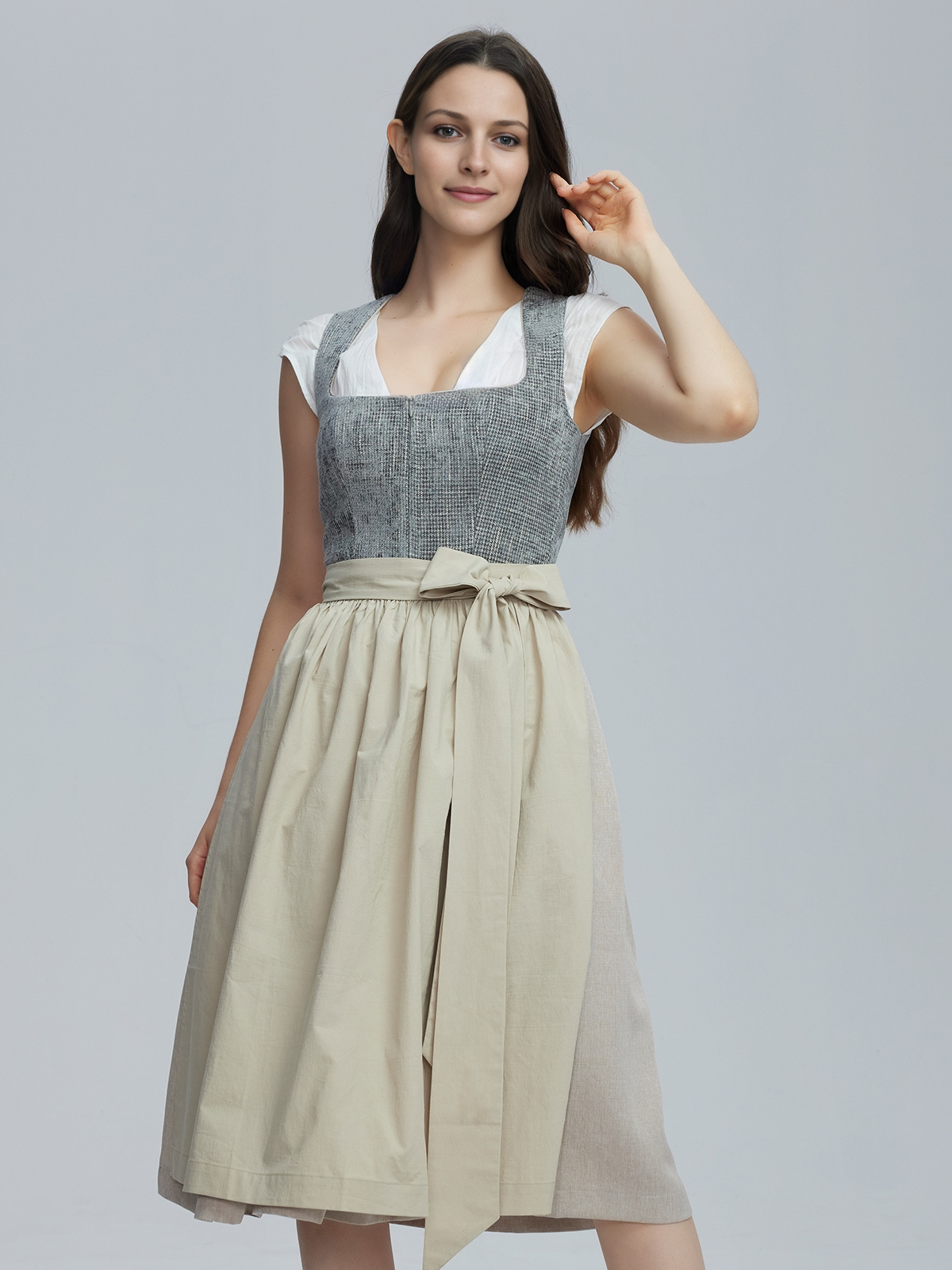 Dirndl mit grüner Schürze und weißer Bluse