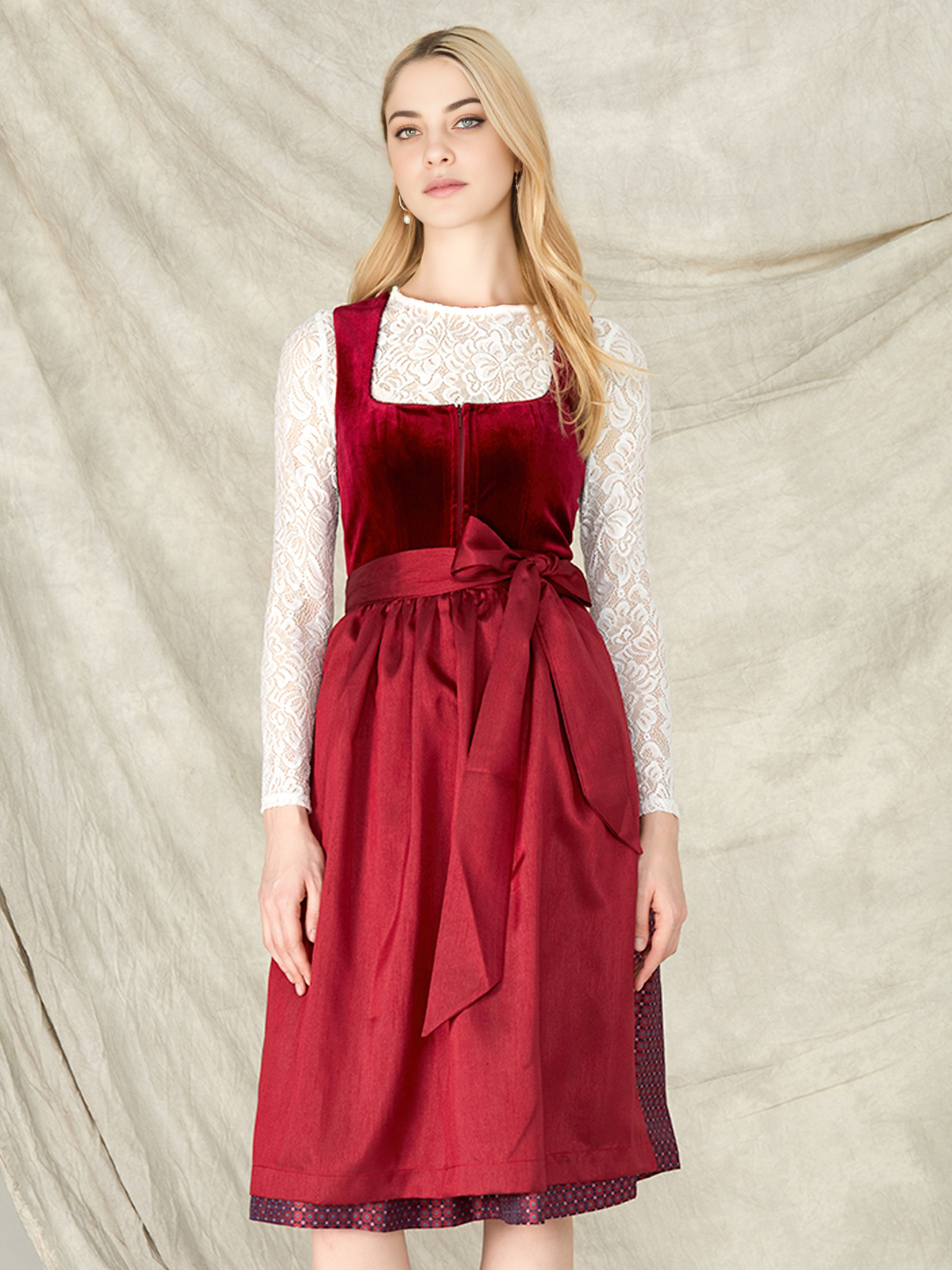 Ein modernes Dirndl in Rot mit feiner Stickarbeit