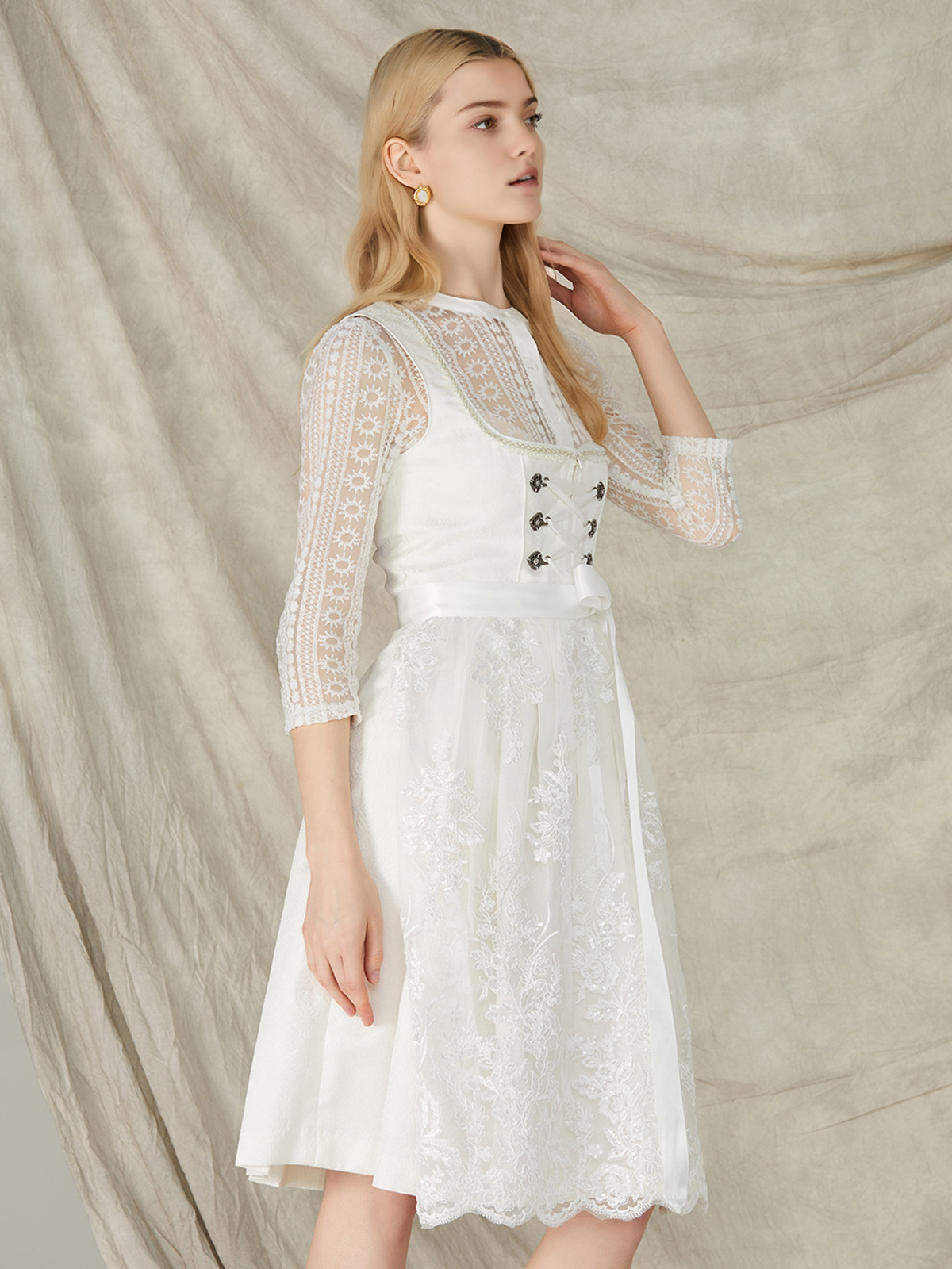 Dirndlbluse in Weiß mit Spitzenverzierungen