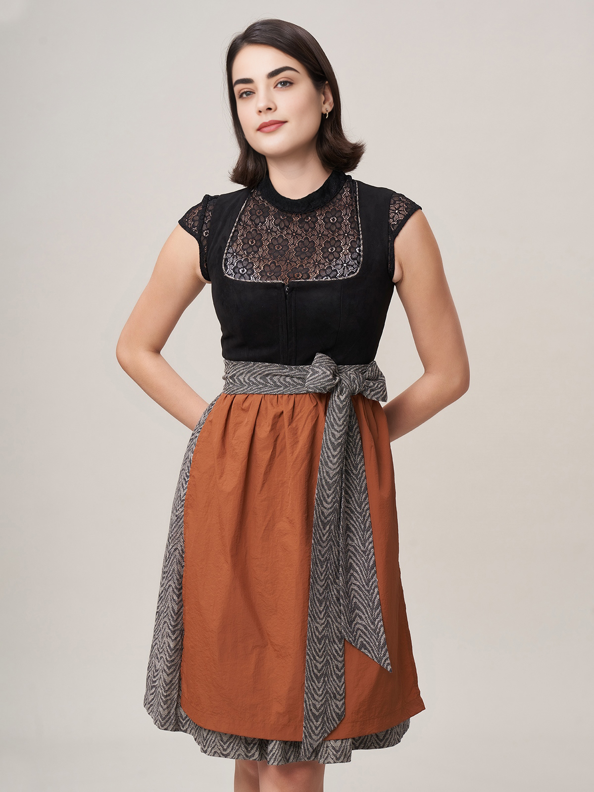 Elegantes langes Dirndl in Schwarz