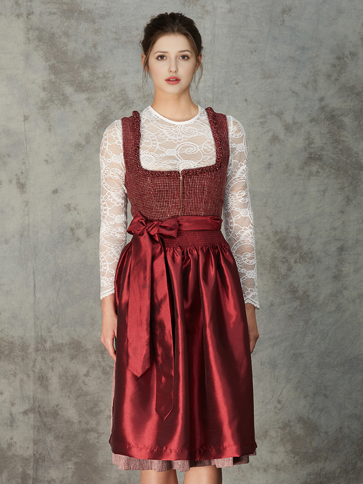 Dirndl mit geradem Ausschnitt in Rot