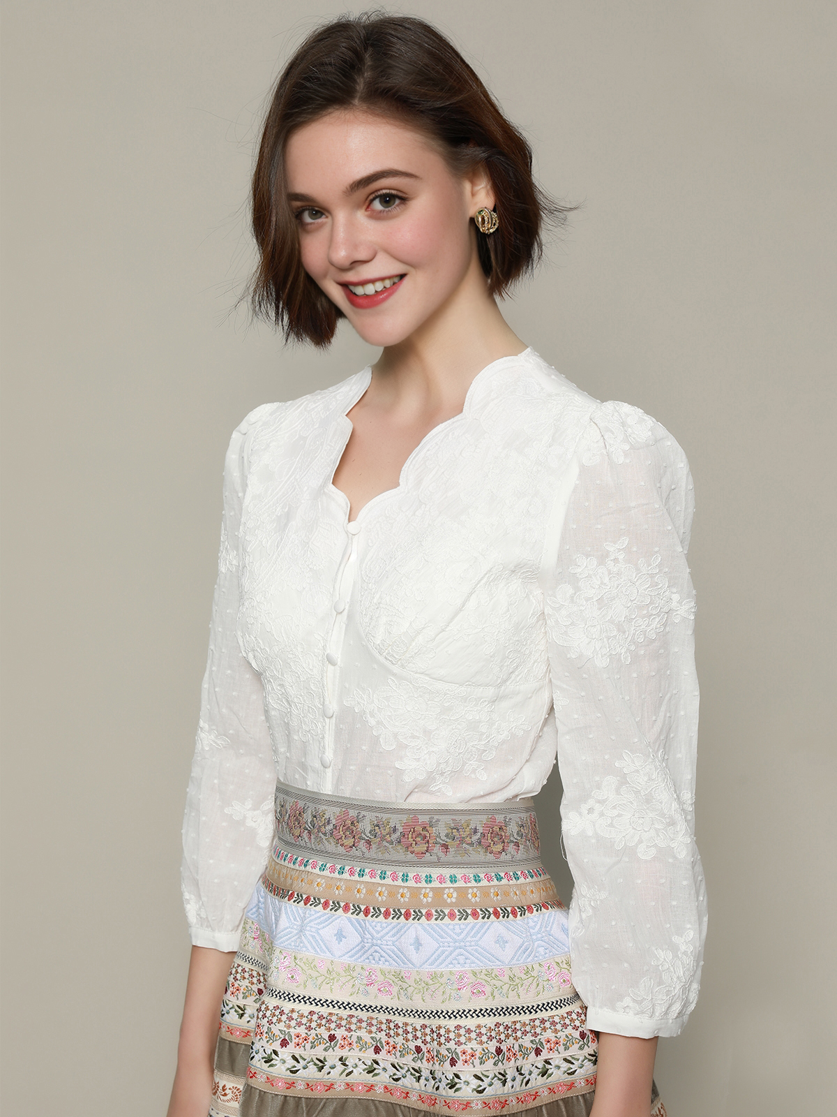 Modernes Dirndl mit eleganter Bluse