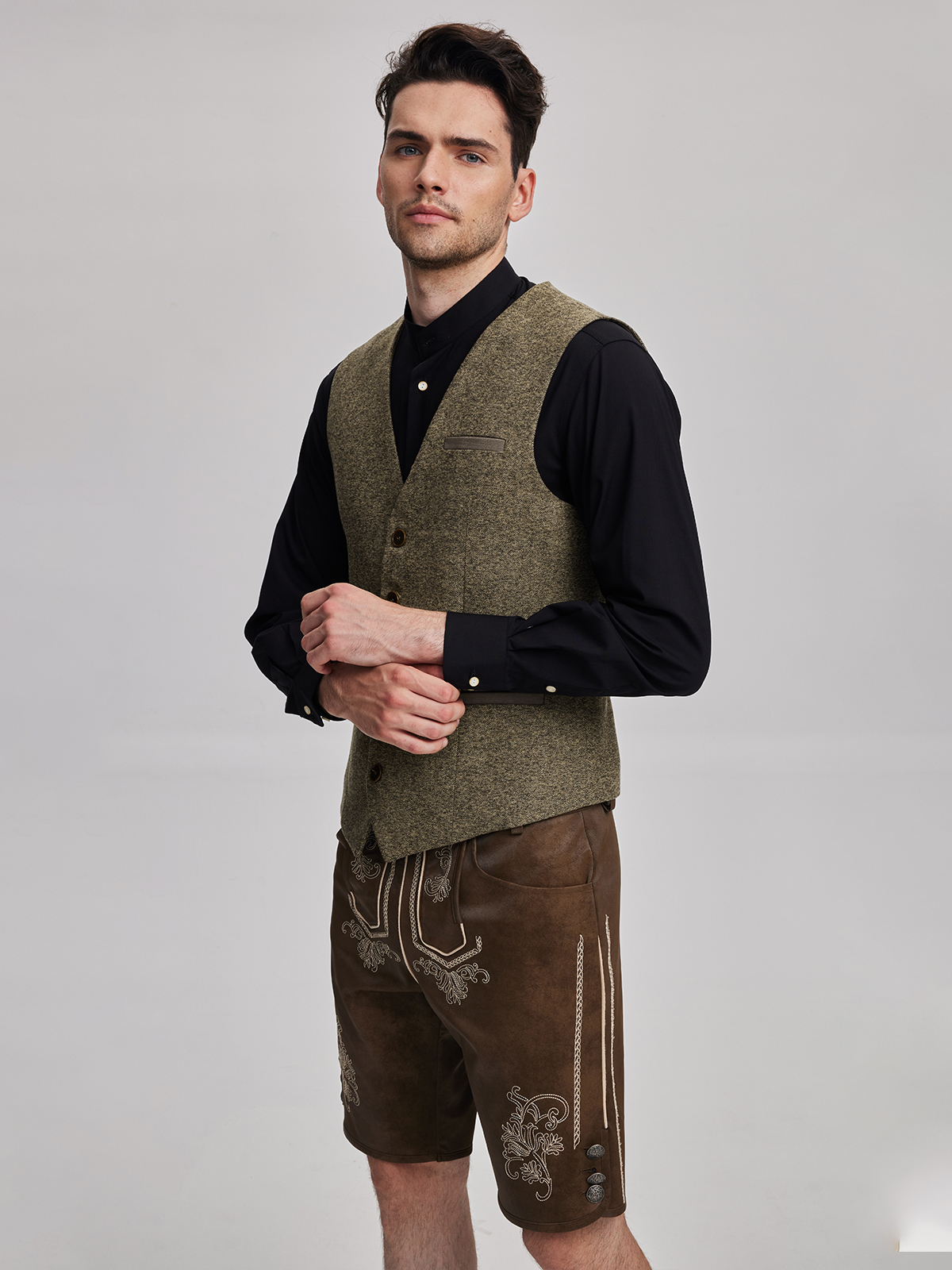 Modernes Dirndl in Gelb mit raffiniertem Schnitt