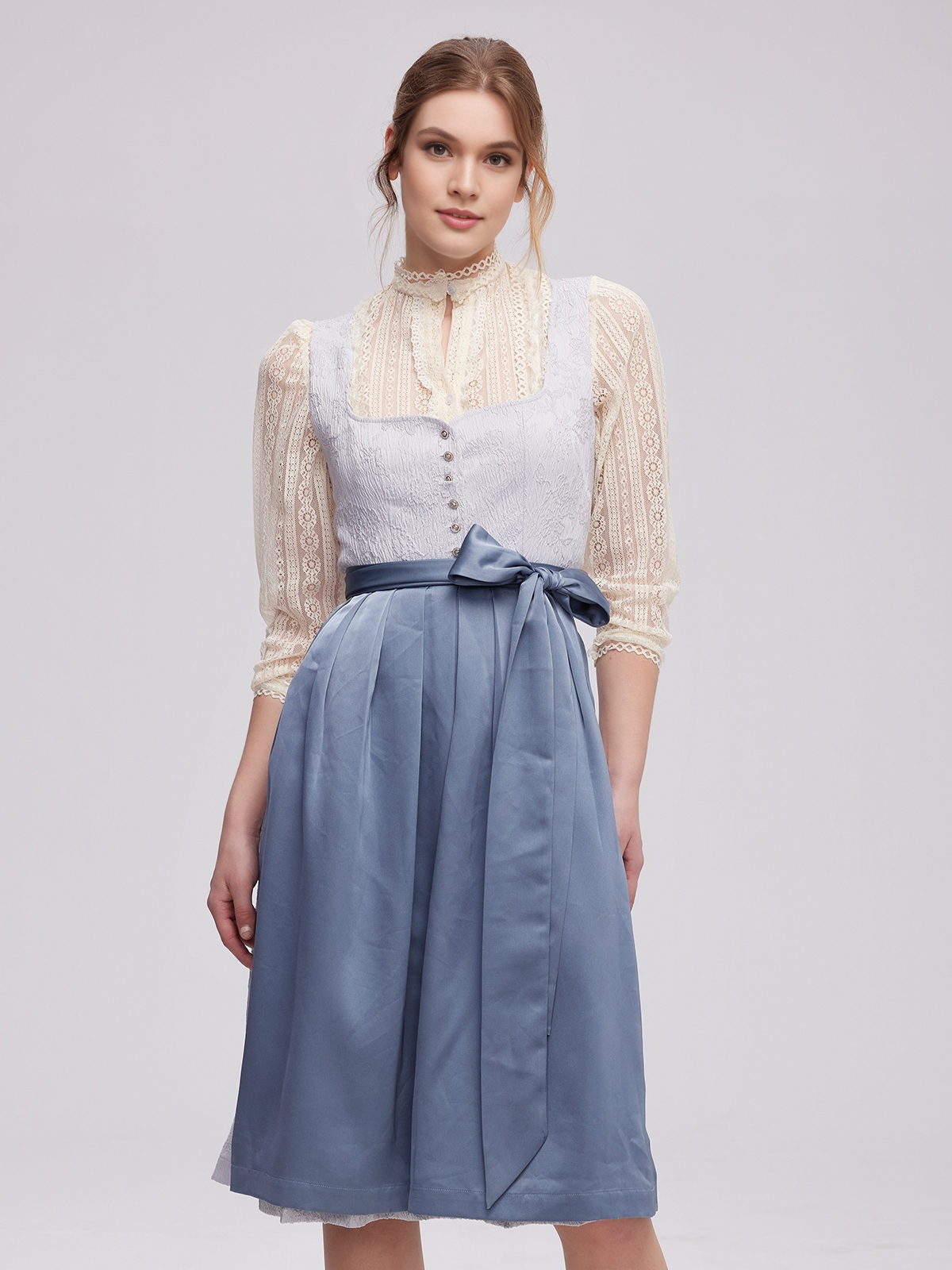 Dirndl in Blau – feminin und elegant