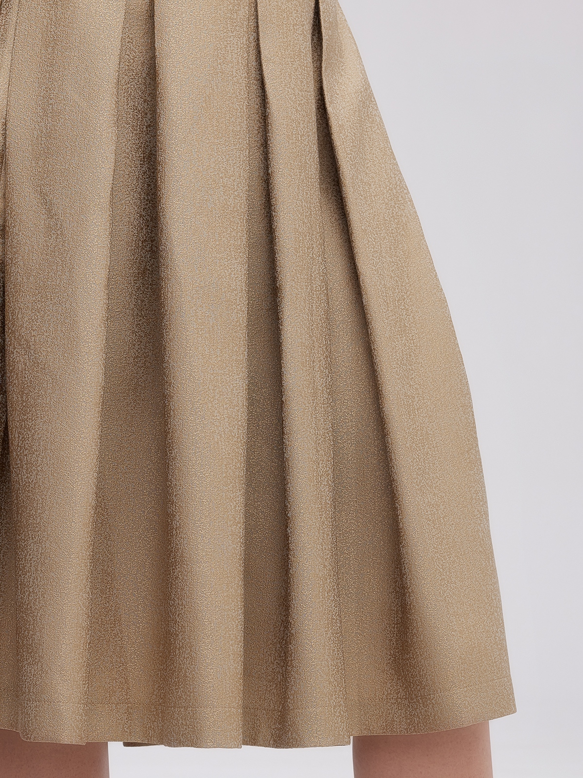 Dunkelrot Dirndl mit modernen Accessoires