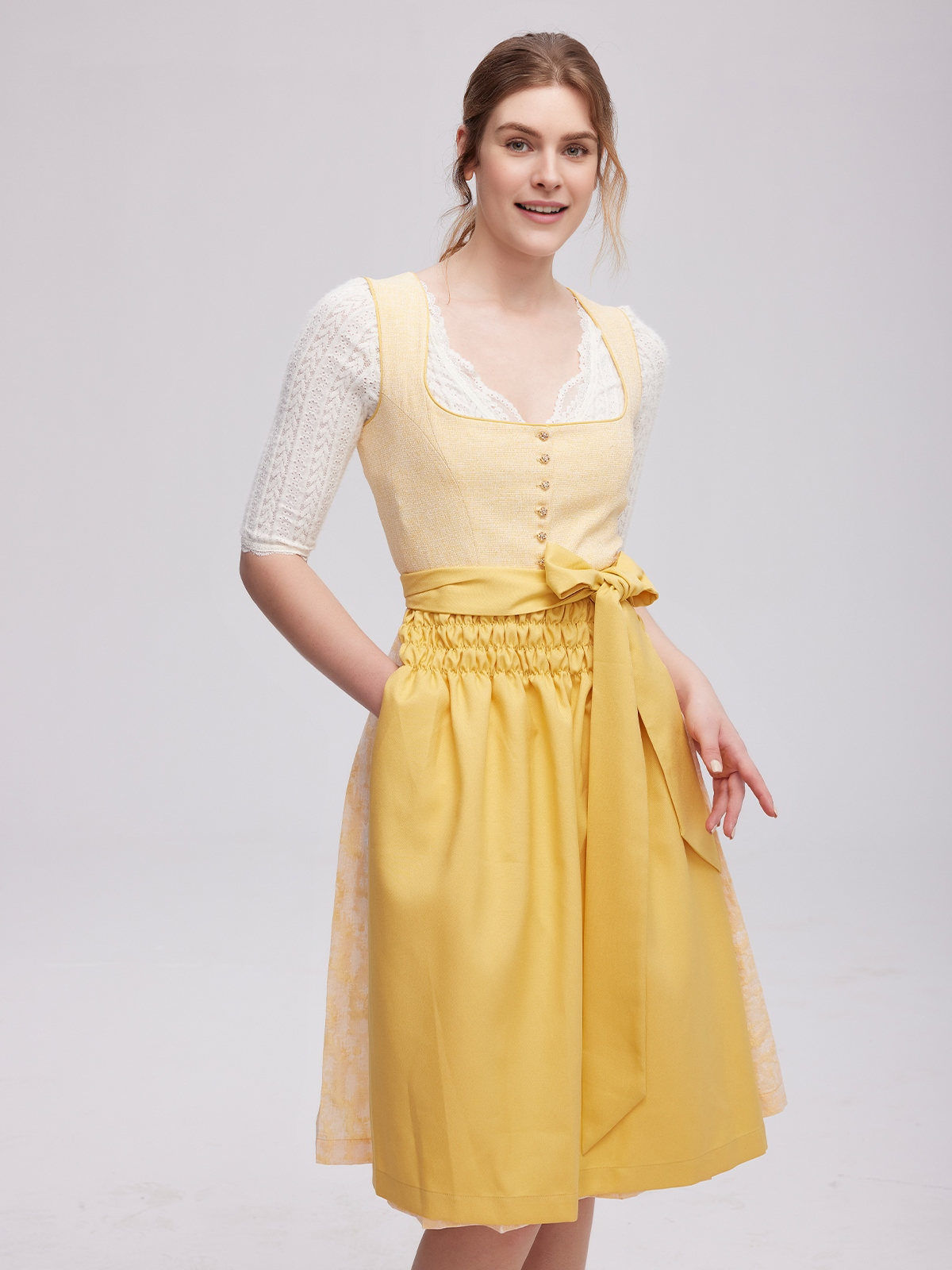 Modernes Dirndl in Gelb