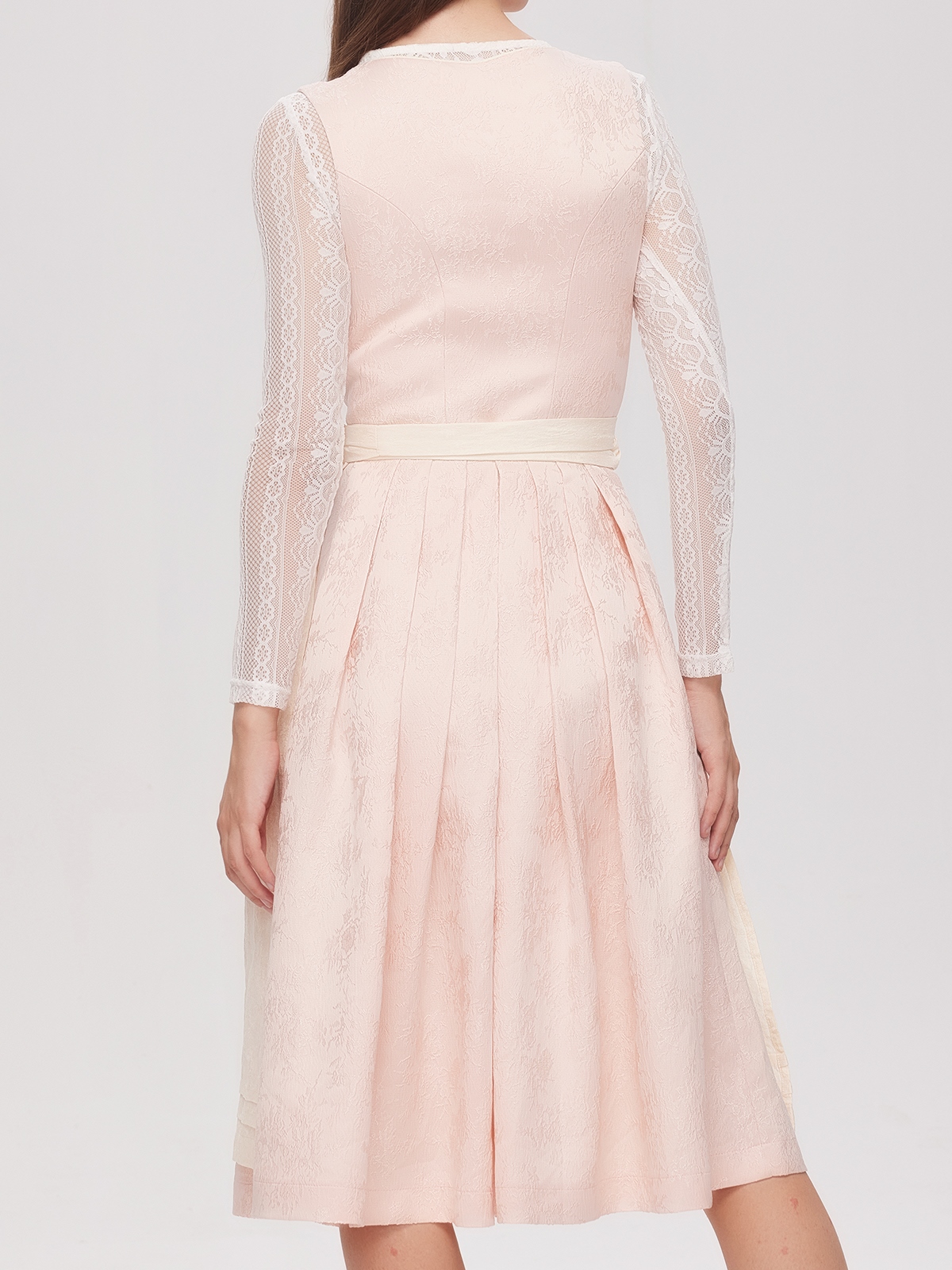 Schwarzes Dirndl Krüger mit modernem Twist